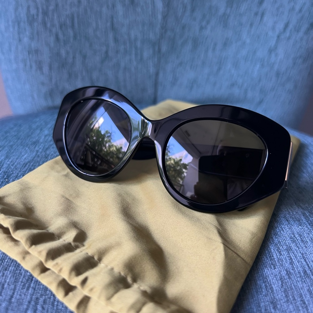 Burberry sunglasses B4361.New without tags and no original box.